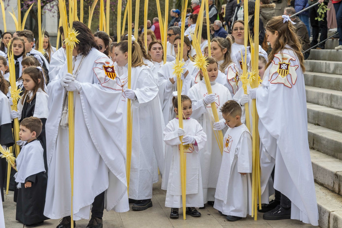 Una de las cofradías que participó en la procesión con alguno de sus integrantes más jóvenes. 