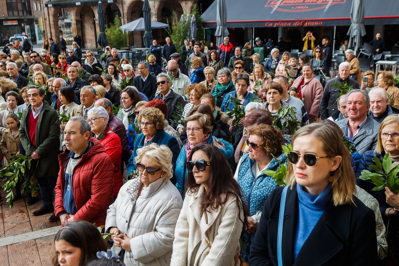 Numerosos fieles se congregaron en las calles de Torrelavega para ver el discurrir de la procesión.