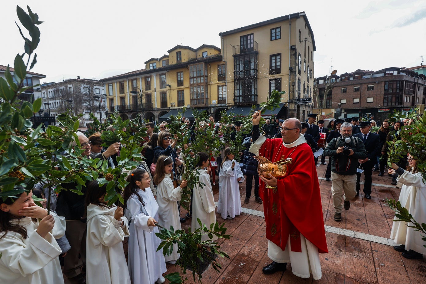 Como es habitual, el sacerdote encargado de dirigir la celebración bendijo las ramas de laurel.