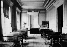 Foto antigua del Salón de la Escuela Normal de Maestras de Santander.