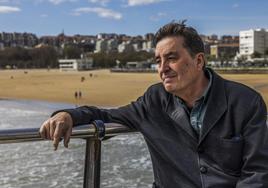 El poeta y director del Instituto Cervantes, Luis García Montero, ayer en la Segunda Playa de El Sardinero.