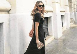 La 'combo' de las 'Samba' de Adidas, el vestido negro y el 'clutch' de Bottega Veneta es sublime