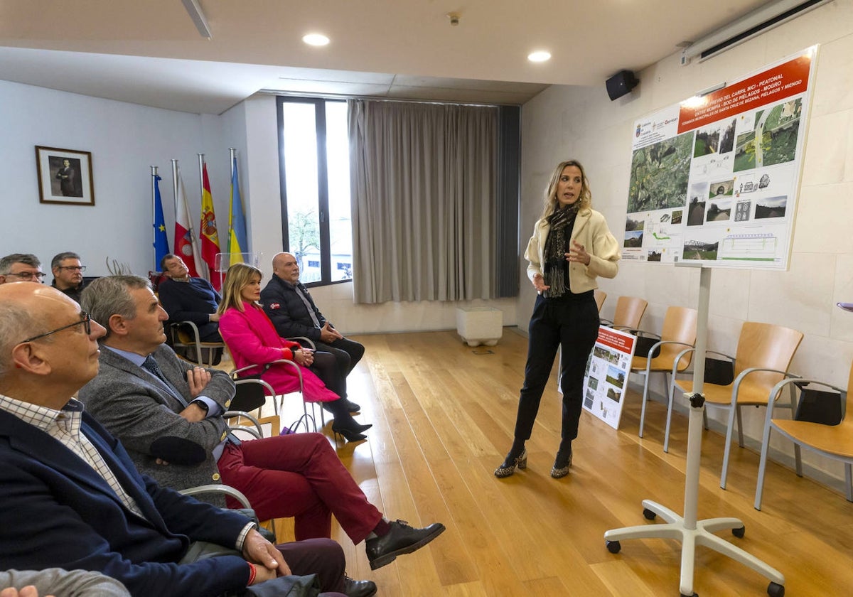 La consejera de Obras Públicas, Jezabel Morán, presentando el proyecto a los alcaldes de Piélagos, Bezana y Miengo, Verónica Samperio, Alberto García Onandía, José Manuel Cabrero.