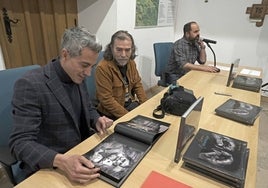 El fotógrafo Vicente Ansola (segundo por la derecha) presenta su libro en Cabuérniga junto a Pablo Zuloaga y Nicolás Toral.