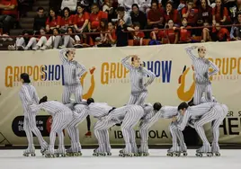 El grupo de patinadores en una de las partes de la coreografía en la que representan a la locomotora en marcha hacia los campos de concentración nazis.