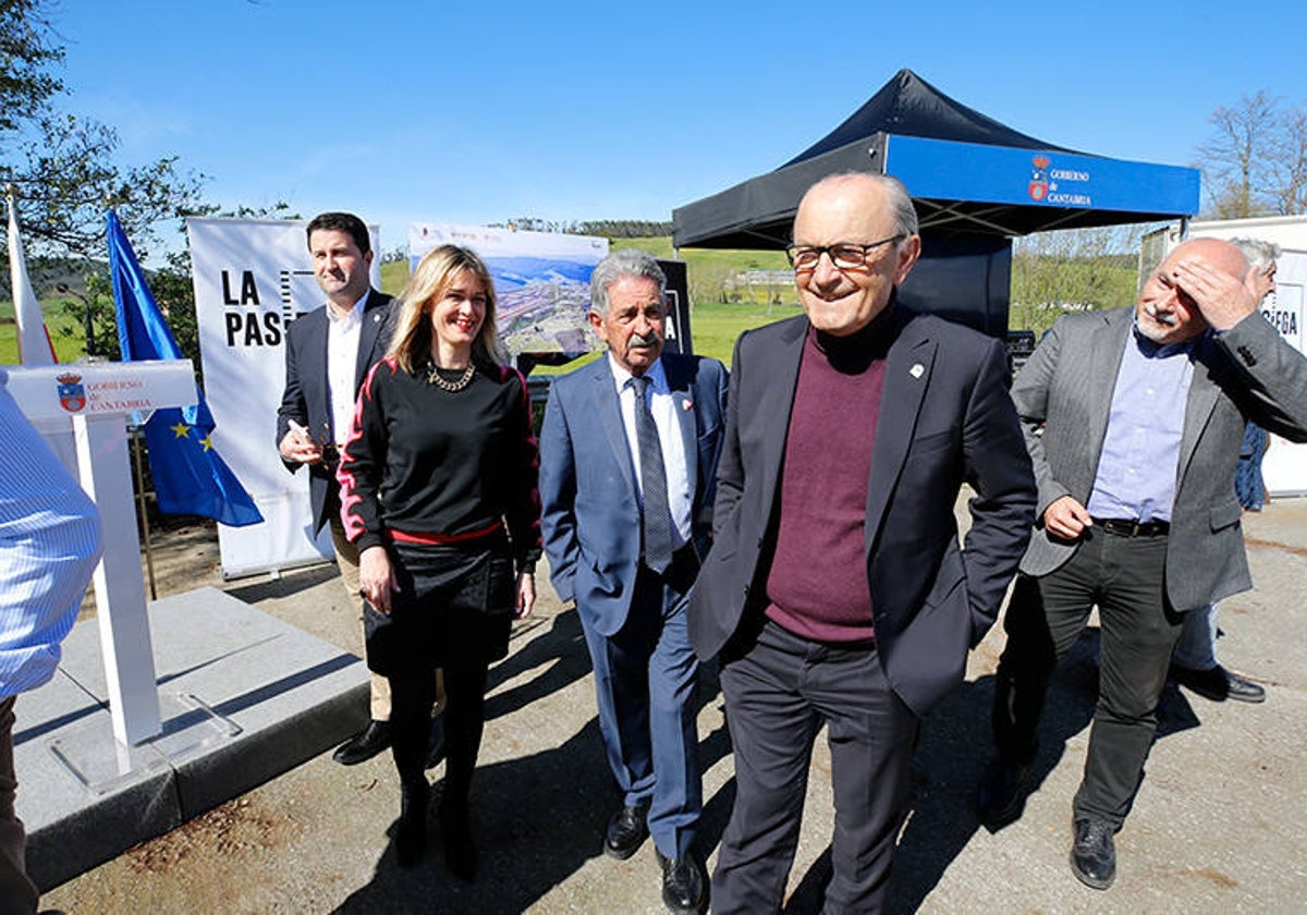 El presidente de Cantabria, Miguel Ángel Revilla, visita el lugar donde se construirá el polígono, junto al consejero Javier López Marcano y la alcaldesa de Piélagos, Verónica Samperio.