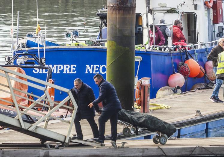 Imagen principal - En grande, traslado de uno de los cadáveres. Debajo, marineros que participaron en el rescate.