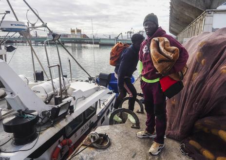 Imagen secundaria 1 - En grande, traslado de uno de los cadáveres. Debajo, marineros que participaron en el rescate.