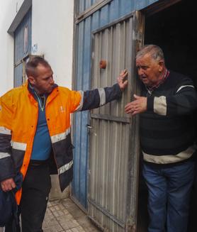 Imagen secundaria 2 - En grande, traslado de uno de los cadáveres. Debajo, marineros que participaron en el rescate.