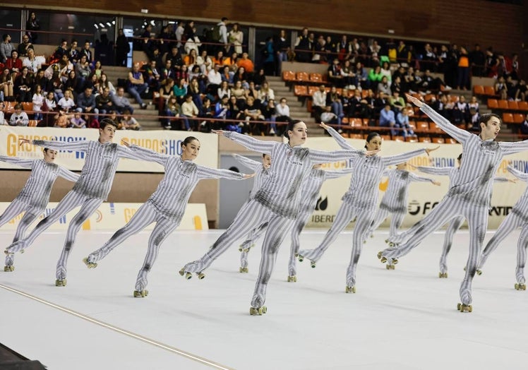 Imagen principal - El equipo brindó un patinaje de gran nivel mientras interpretaba una coreografía rebosante de dramatismo. 