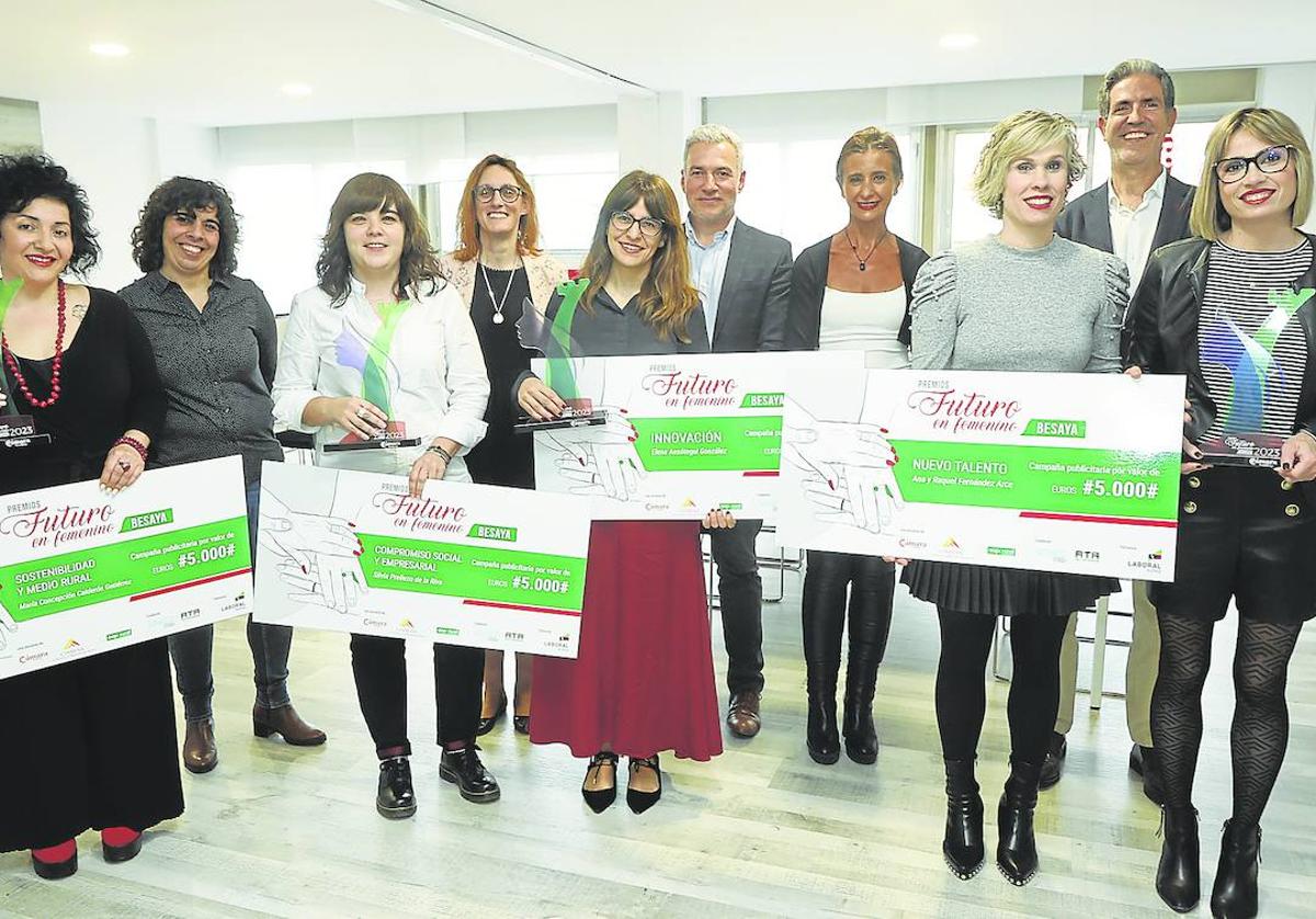 Foto de familia de la primera edición de los premios Futuro en Femenino Besaya.