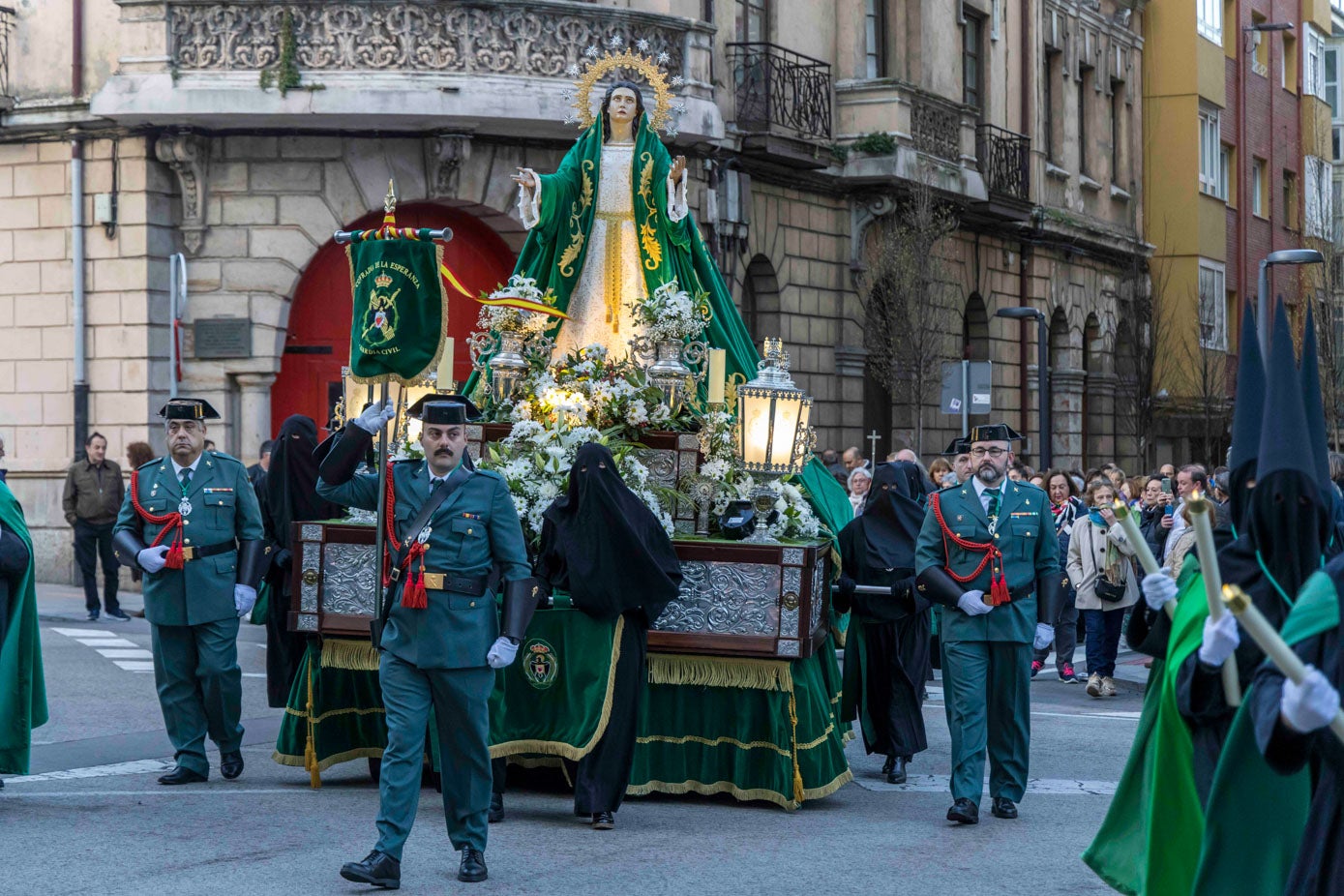 Seis guardas civiles flaquearon a la Virgen de la Esperanza.