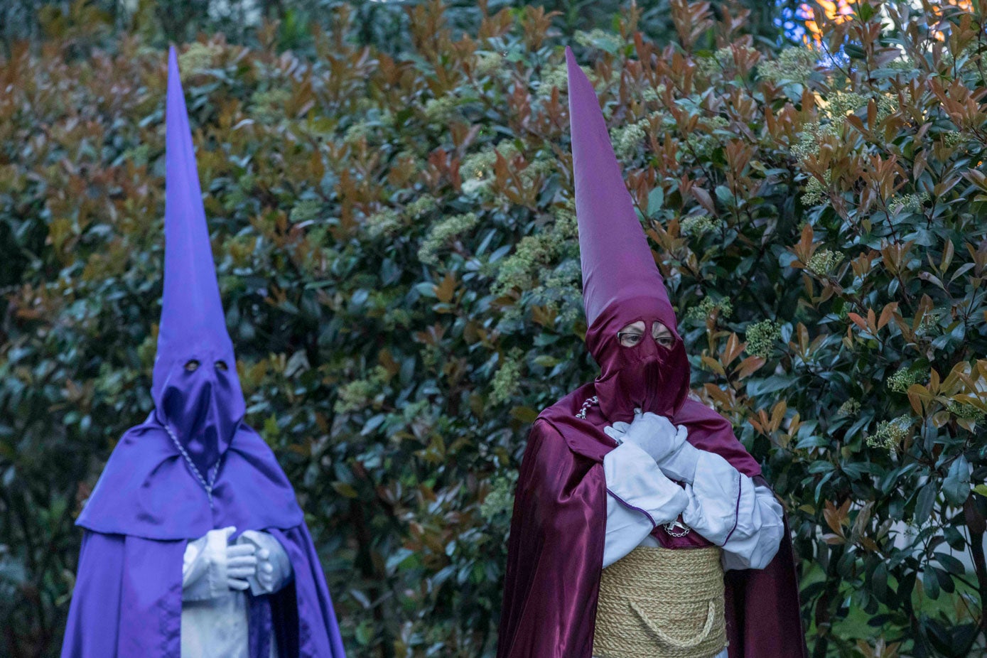 Dos nazarenos de la Cofradía de Nazarenos de Nuestra Señora de La Esperanza.