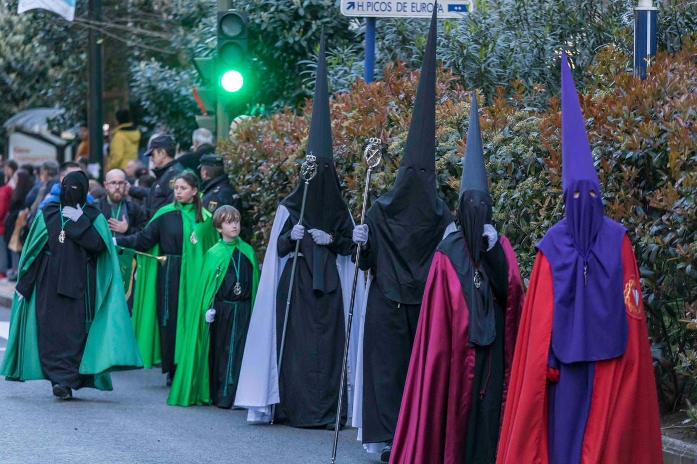 Los nazarenos del Cofradía de Nuestra Señora de la Esperanza, en la calle San Francisco.