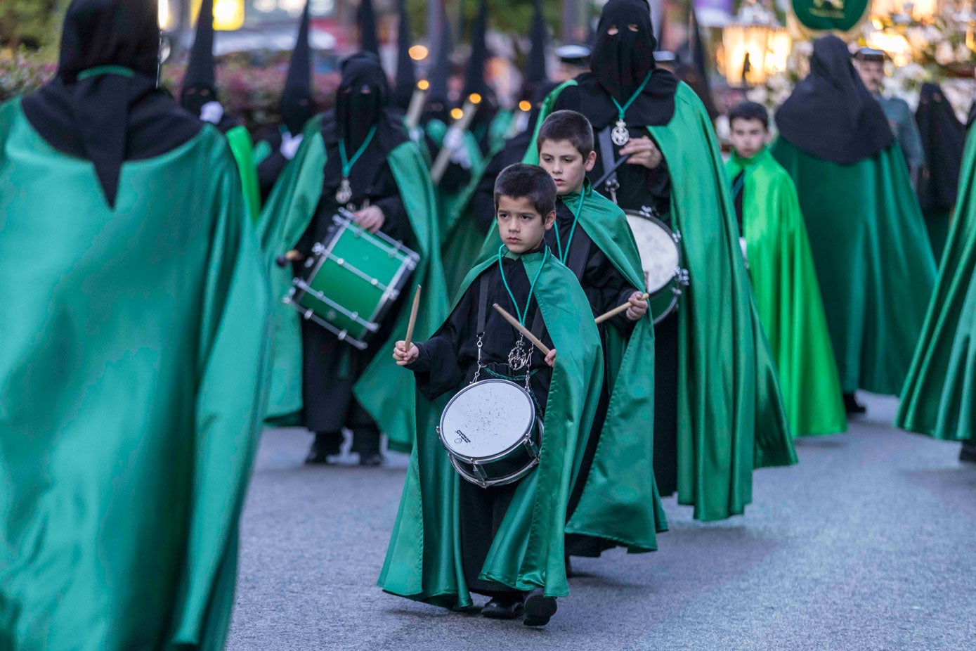 Tres de los seis niños que participaron en la procesión.