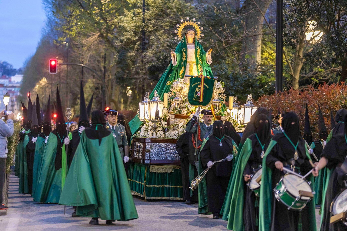 La Virgen de la Esperanza, a su paso por la calle San Fernando.