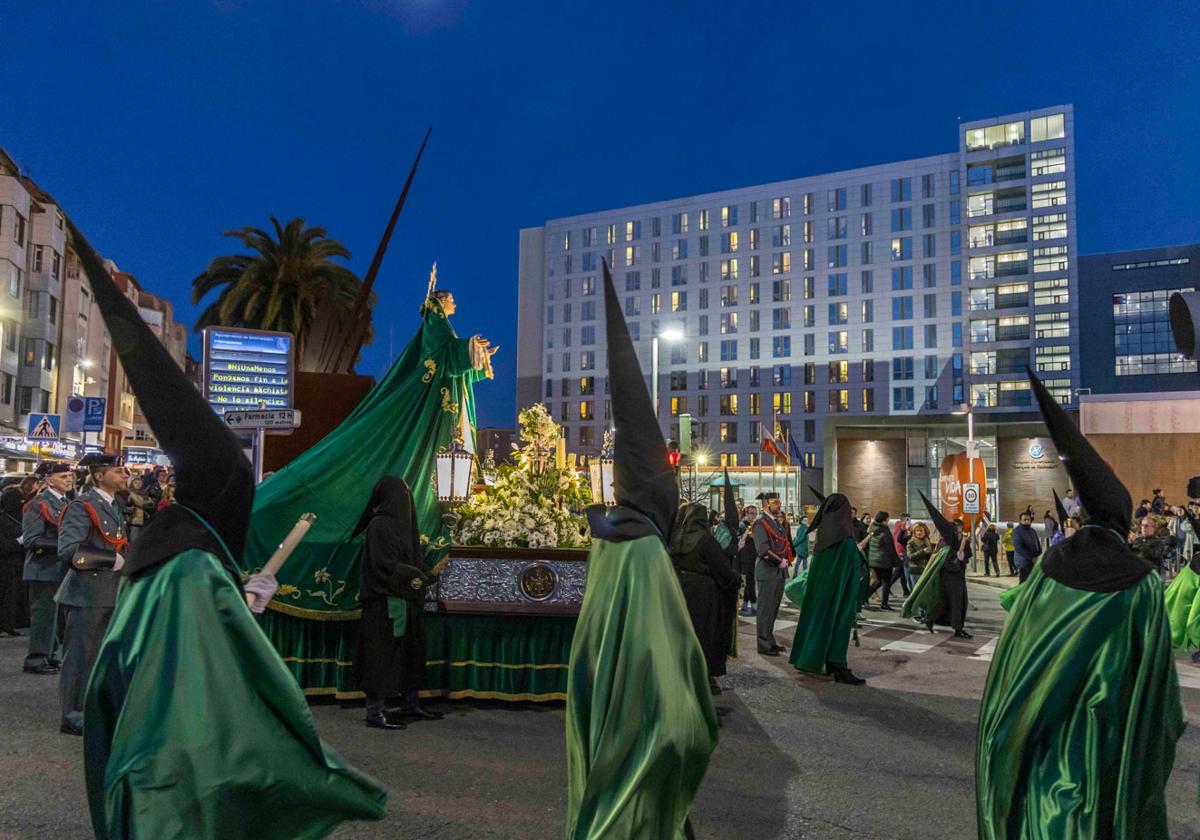 La Virgen de la Esperanza, a su llegada a los exteriores del Hospital Valdecilla acompañada de fieles y devotos.