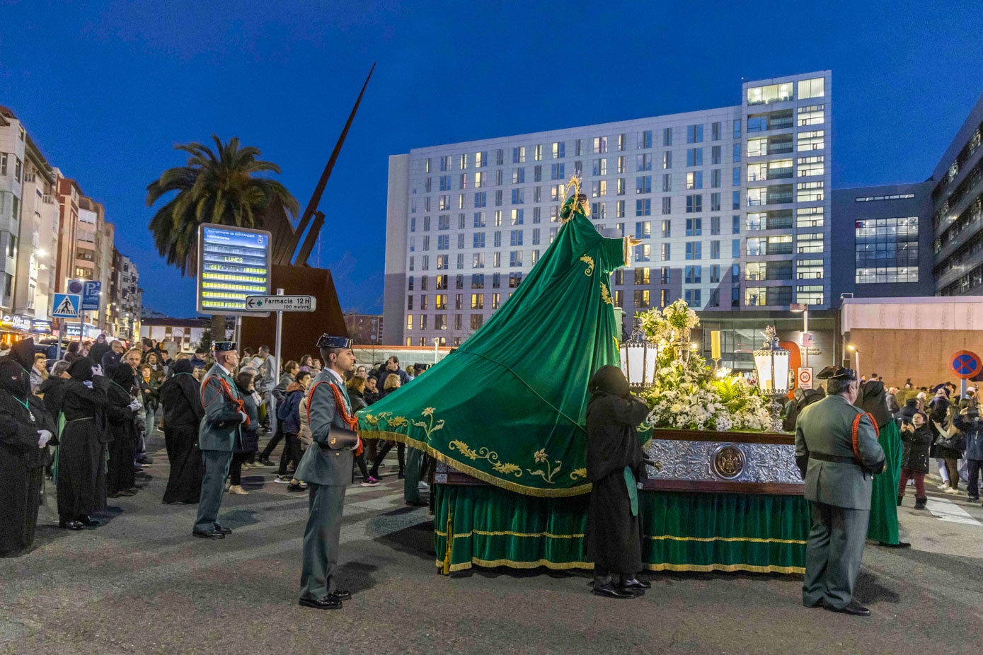 La Virgen de la Esperanza llega a Valdecilla.