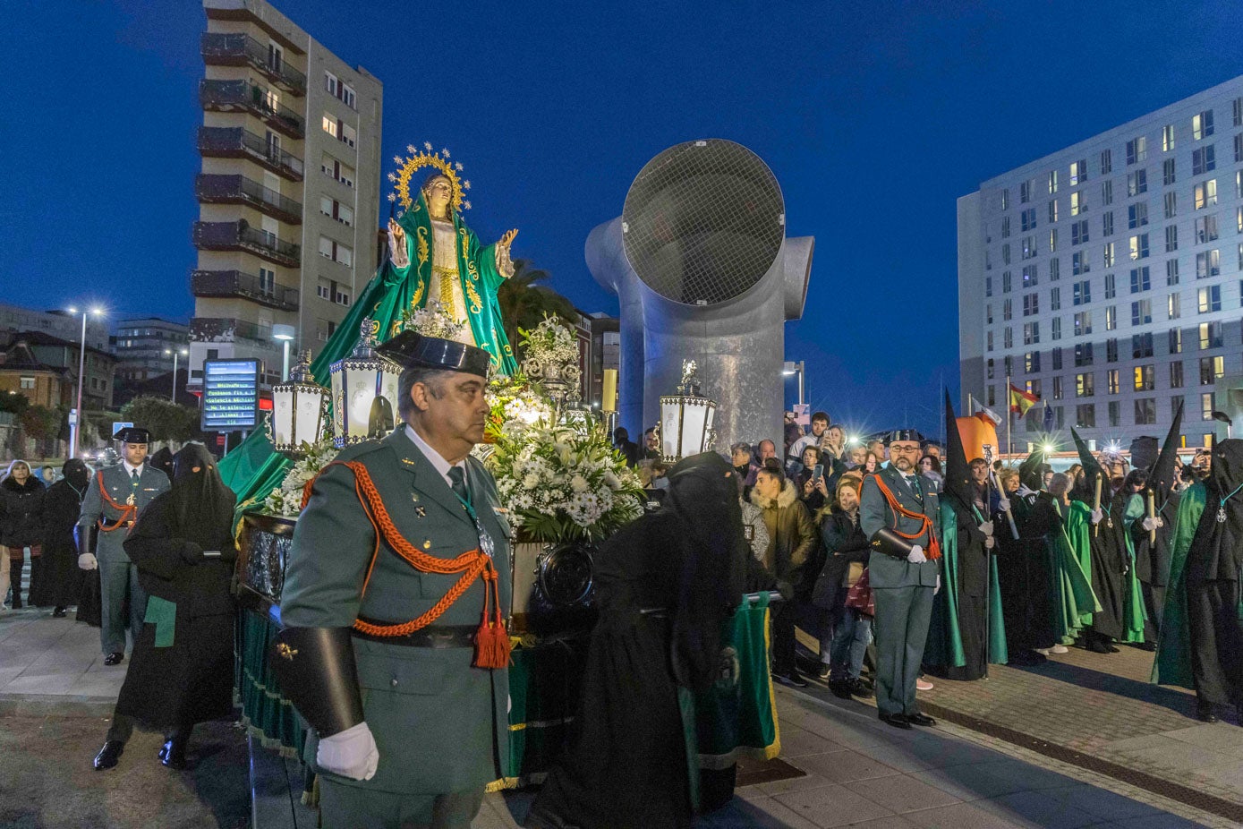 Uno de los seis guardias civiles que acompañó a la Virgen, ya en Valdecilla.