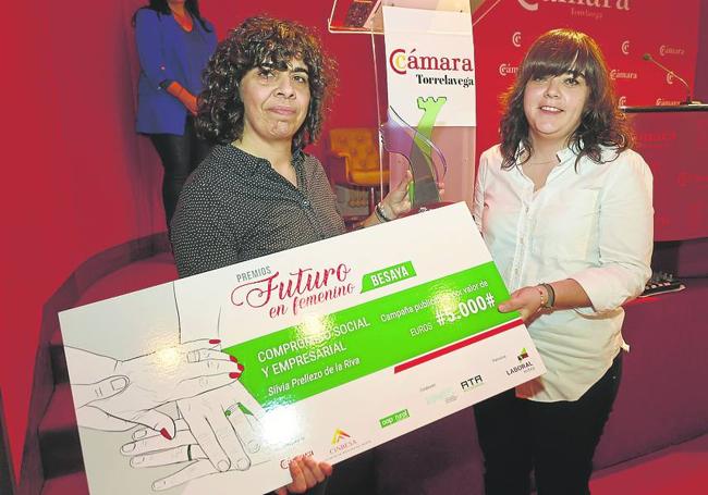 Silvia Prellezo recoge su premio de manos de Rosalía Blanco, de OAP Rural Cantabria.