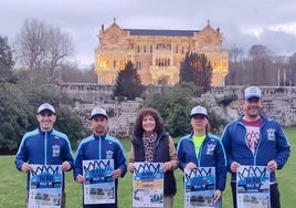 La alcaldesa y la concejala de Deportes presentan el cartel de este año junto a tres organizadores.