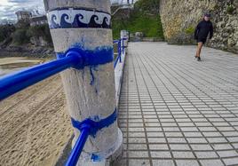 Las barandillas de El Sardinero, mal pintadas tras una intervención rápida de cara a Semana Santa