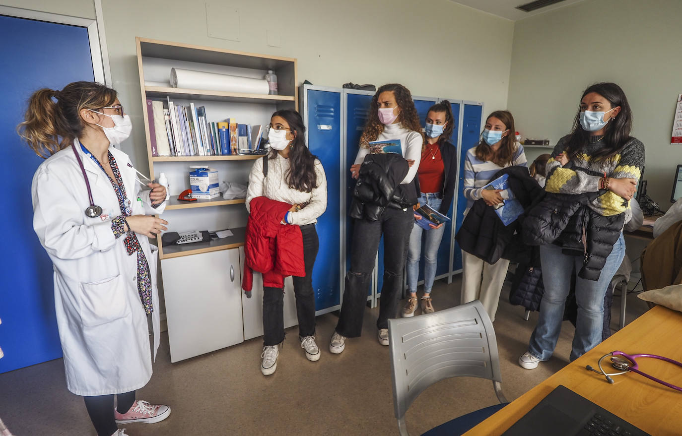 Un grupo de futuros residentes recorre el hospital acompañados de la médico adjunta y tutora Zaida Salmón
