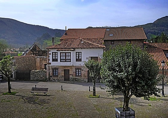 La casa está ubicada en la plaza del pueblo, a escasos metros del Museo de la Naturaleza.