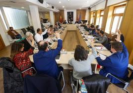 La Corporación de Torrelavega vota uno de los puntos del orden del día durante la sesión plenaria de este martes