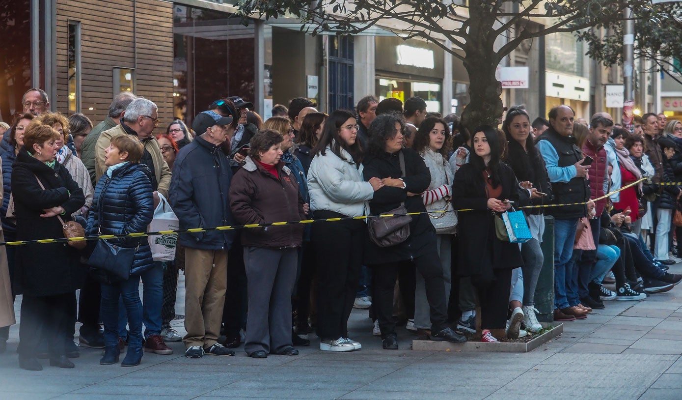 El público, tras el cordón, a la espera de la llegada de la procesión de El Encuentro.
