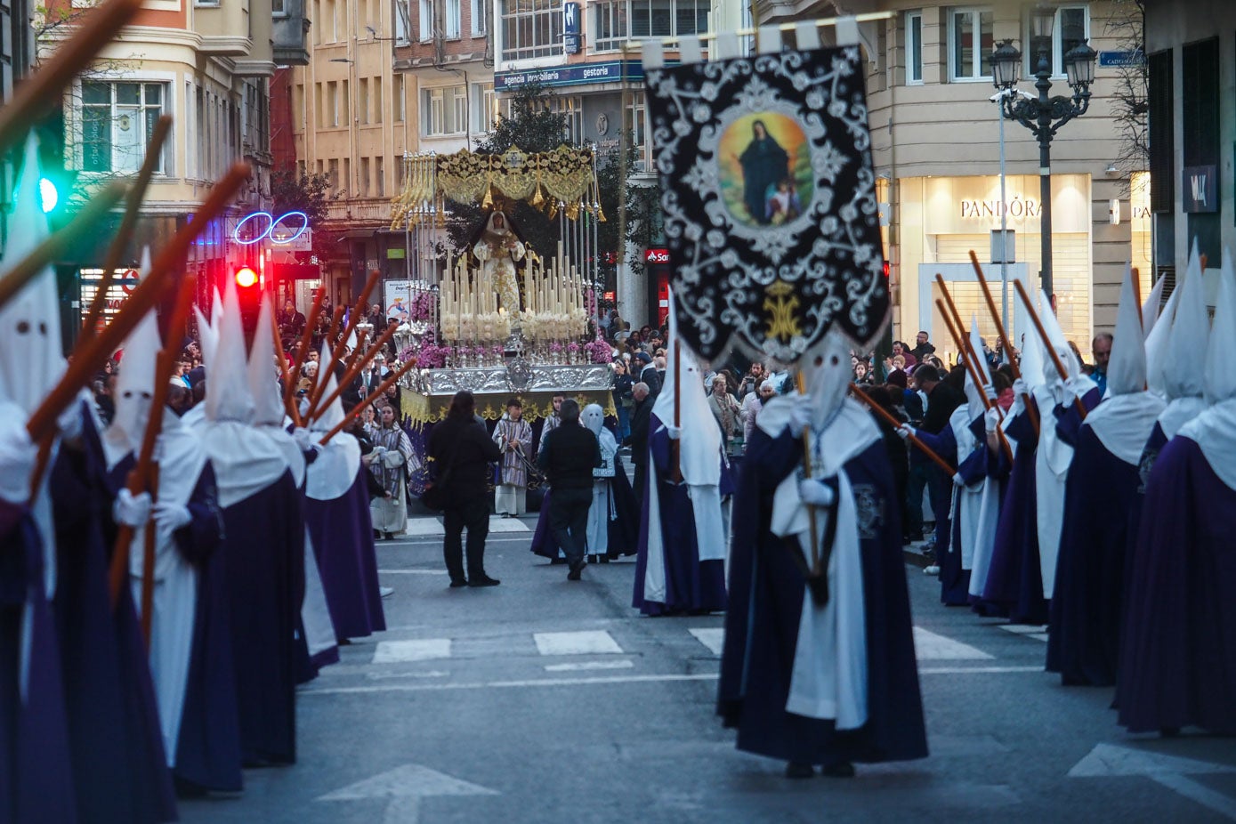 Nazarenos de la cofradía de La Pasión (padres Pasionistas).