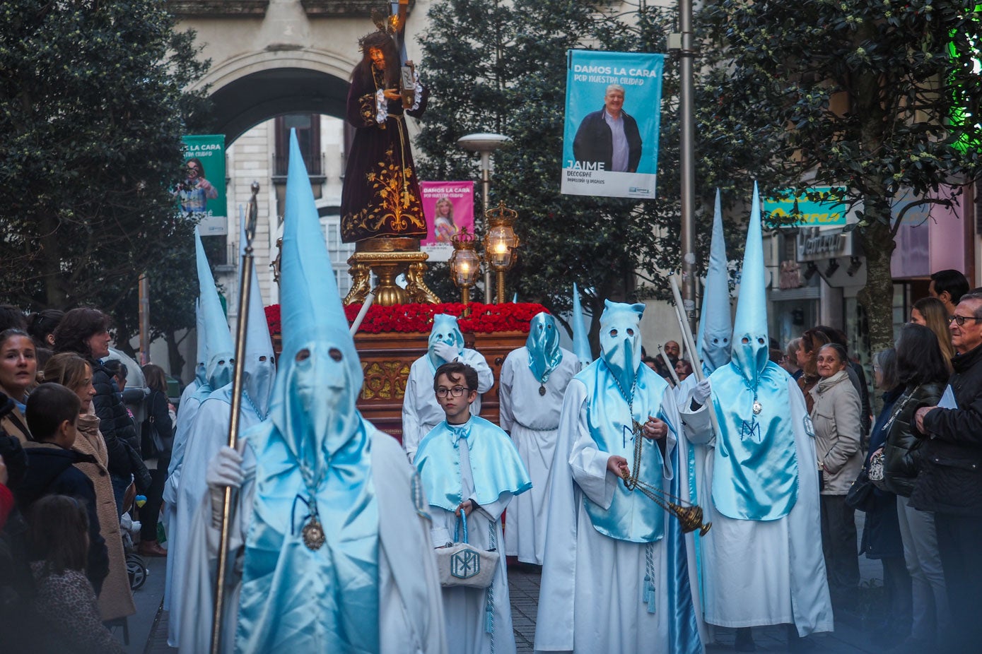 Nazarenos de la cofradía de La Inmaculada (padres Carmelitas), ante el paso de El Señor de la Misericordia