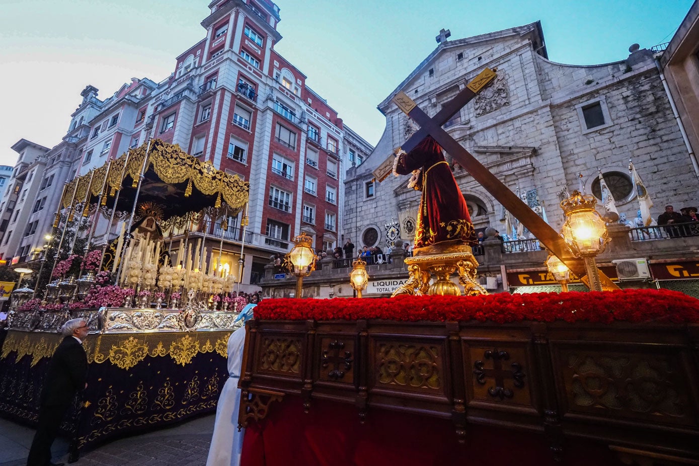 Momento de El Encuentro entre El Señor de la Misericordia y la Virgen de La Amargura.