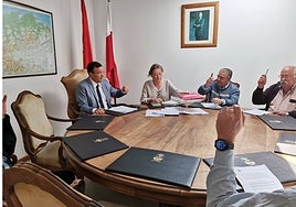 Los concejales y el alcalde no adscrito votan a favor de la