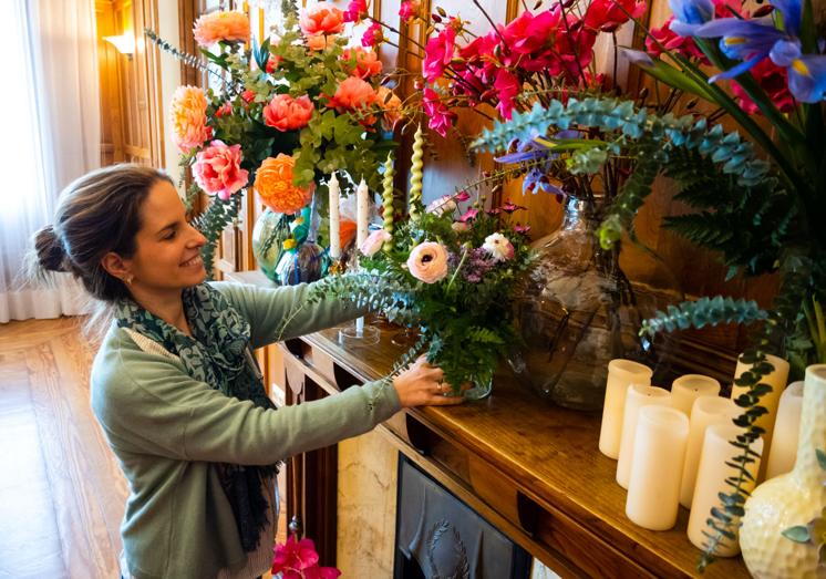 Lucía Rebolledo, arreglando las flores de la chimena.