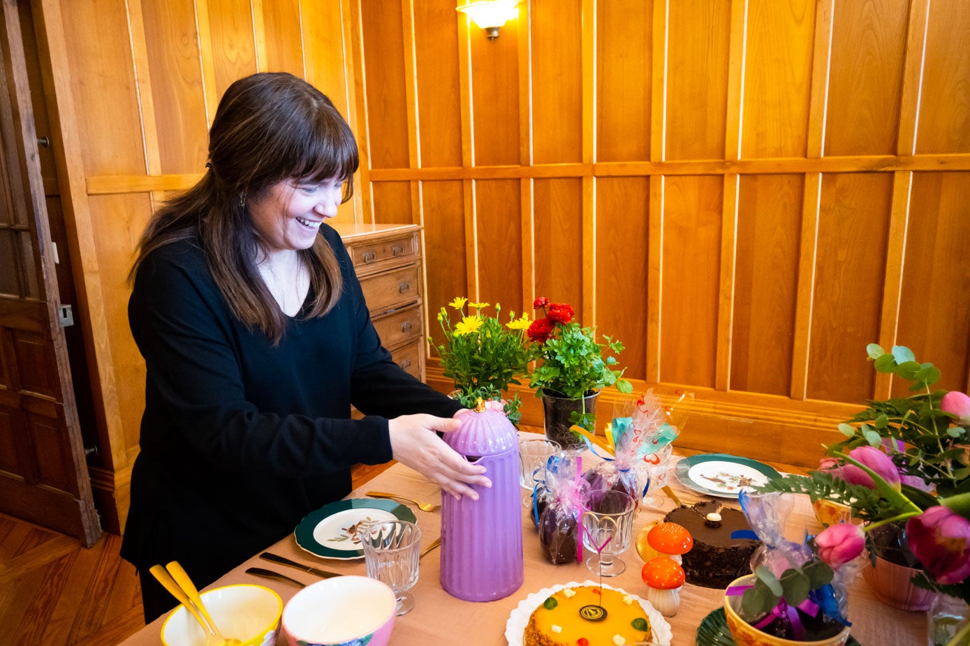 María Aracil, propietaria de Doméstica, montando la mesa en la antesala Bringas.