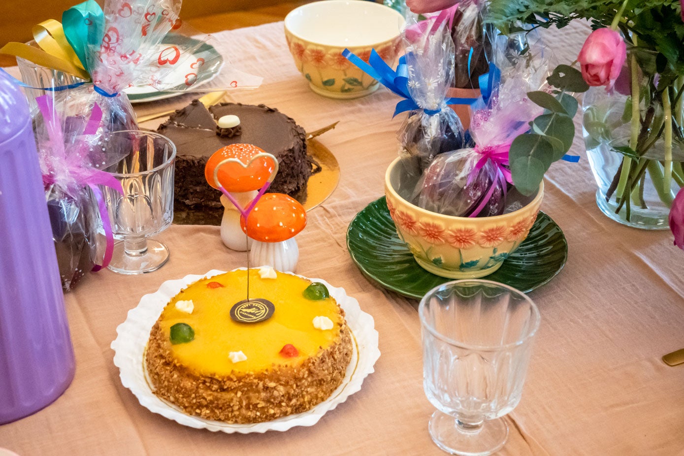 Tartas y huevos de la confitería Vega, con menaje de Doméstica.