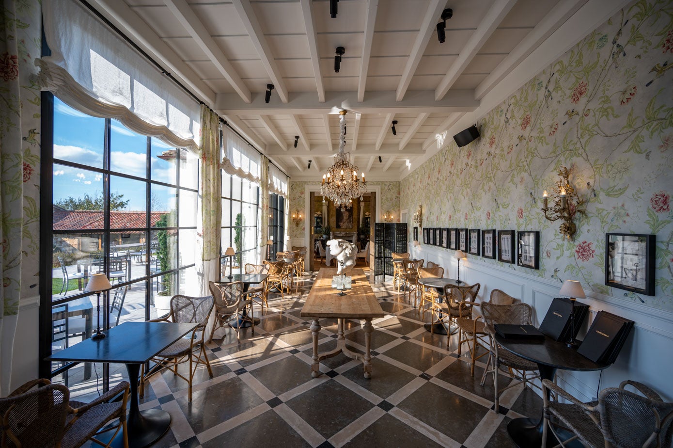 Comedor en el que se sirven los desayunos, con vistas al jardín y a los montes de la zona. 