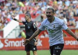 Matheus Aiás celebra su gol en El Molinón.