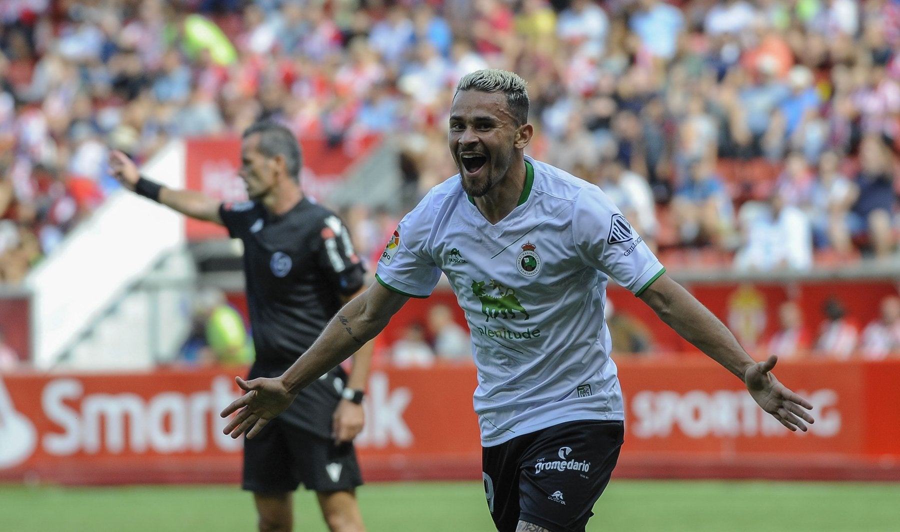 Matheus Aiás celebra su gol en El Molinón.