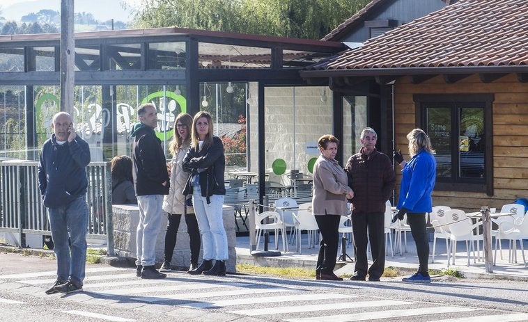 Vecinos, medios de comunicación y residentes del del camping Somo Parque, en Suesa, se congregaron ayer a la entrada del recinto donde sucedió el triple atropello mortal.