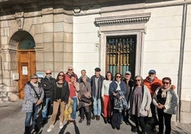 Una quincena de integrantes de la Agrupación Vecinal Sí Se Puede Laredo, con las ediles Carmen Gracía (de blanco) y Adelia Melero (con bufanda al cuello y abrigo entre los brazos) durante la comparecencia en la que han anunciado su renuncia a concurrir a las elecciones.