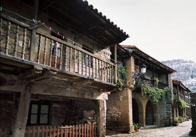 Las tradicionales casas de Barcena Mayor.