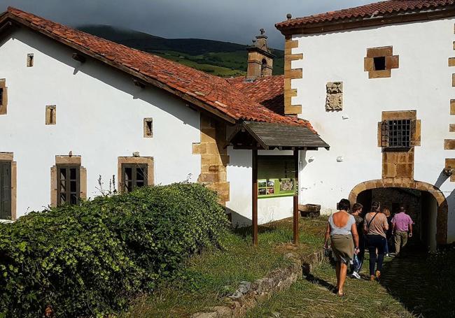 Entrada a la Casona de Tudanca.