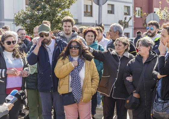 En el centro la esposa del marinero fallecido durante la concetración del martes