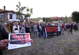 Los vecinos se manifiestan en la plaza del pueblo con carteles en los que se podía leer 'Carrejo libre de okupas'