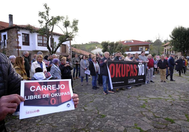 Los vecinos se manifiestan en la plaza del pueblo con carteles en los que se podía leer 'Carrejo libre de okupas'