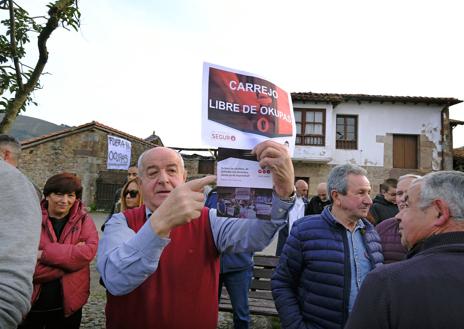 Imagen secundaria 1 - Sonora protesta en Carrejo por la okupación de una vivienda vacía