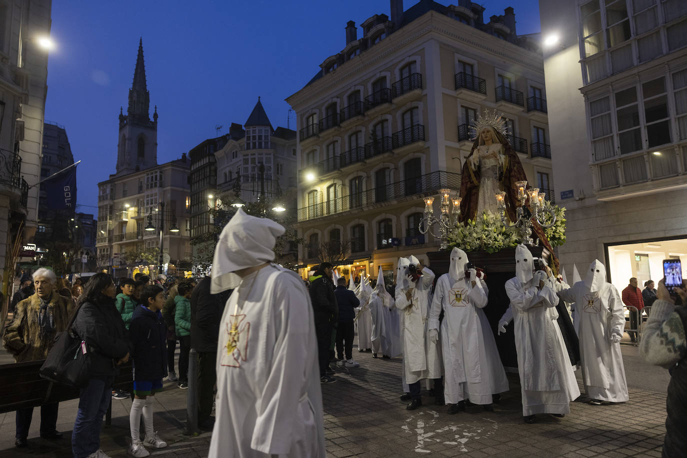 Los Nazarenos, portando el paso de Nuestra Señora de la Merced.