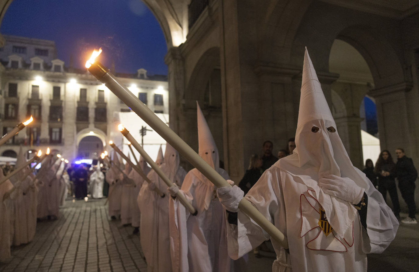 Los nazarenos, con sus velones, en paso entre la plaza Porticada y Juan de Herrea.